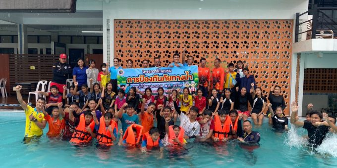 วันที่ 22 กรกฎาคม 2569 องค์การบริหารส่วนตำบลเชียงดา โดยงานป้องกันและบรรเทาสาธารณภัย สำนักปลัด ได้ดำเนินโครงการฝึกอบรมการป้องกันภัยทางน้ำ ประจำปีงบประมาณ พ.ศ. 2569 ณ Winwana Health Center Café & Pool อำเภอเพ็ญ จังหวัดอุดรธานี โดยนายลือชัย ศรีต่างคำ นายกองค์การบริหารส่วนตำบลเชียงดา เป็นประธานในพิธีเปิดโครงการ พร้อมด้วยคณะผู้บริหาร ประธานสภาองค์การบริหารส่วนตำบลเชียงดา ผู้อำนวยการโรงเรียนบ้านเชียงดา คณะครู เด็กนักเรียนในสถานศึกษาในเขตพื้นที่รับผิดชอบ และพนักงานองค์การบริหารส่วนตำบลเชียงดา เข้าร่วมกิจกรรมในครั้งนี้