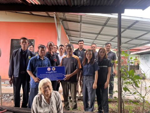 วันที่ 2 กรกฎาคม 2569 เวลา 09.00 น. องค์การบริหารส่วนตำบลเชียงดา นำโดยคณะผู้บริหาร พร้อมด้วยหัวหน้าส่วนราชการ พนักงาน เจ้าหน้าที่ และผู้แทนจากทุกภาคส่วนในพื้นที่ ร่วมส่งมอบบ้านให้แก่ผู้พิการ ตามโครงการปรับสภาพแวดล้อมที่อยู่อาศัยสำหรับคนพิการ ประจำปีงบประมาณ พ.ศ. 2569 ณ หมู่ที่ 1 บ้านเชียงดา ตำบลเชียงดา อำเภอสร้างคอม จังหวัดอุดรธานี เพื่อยกระดับคุณภาพชีวิตของผู้พิการ ให้มีที่อยู่อาศัยที่มั่นคง ปลอดภัย และเหมาะสมต่อการดำรงชีวิต โดยได้รับความร่วมมือจากทุกภาคส่วนในการให้ความช่วยเหลือและดูแลประชาชนในพื้นที่