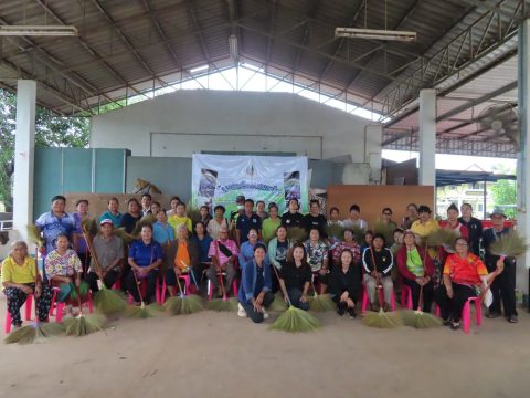 วันที่ 5 สิงหาคม 2569 กองสวัสดิการสังคม องค์การบริหารส่วนตำบลเชียงดา ได้ดำเนินโครงการฝึกอบรมอาชีพแก่ผู้ดูแล ผู้สูงอายุ ผู้พิการ และผู้ติดเชื้อ HIV ประจำปีงบประมาณ พ.ศ. 2569 ณ หอประชุมองค์การบริหารส่วนตำบลเชียงดา อำเภอสร้างคอม จังหวัดอุดรธานี โดยได้รับเกียรติจาก นายคนอง หล้าคอม รองนายกองค์การบริหารส่วนตำบลเชียงดา เป็นประธานในพิธีเปิดโครงการ พร้อมด้วยคณะผู้บริหาร สมาชิกสภาองค์การบริหารส่วนตำบล ผู้นำชุมชน หัวหน้าส่วนราชการ ข้าราชการ พนักงาน และผู้เข้าร่วมโครงการ เข้าร่วมกิจกรรมในครั้งนี้ การจัดโครงการดังกล่าวมีวัตถุประสงค์เพื่อส่งเสริมและพัฒนาทักษะด้านอาชีพแก่ผู้ดูแล ผู้สูงอายุ ผู้พิการ และผู้ติดเชื้อ HIV ให้สามารถนำความรู้ไปประกอบอาชีพ สร้างรายได้ และพัฒนาคุณภาพชีวิตของตนเองและครอบครัว พร้อมทั้งส่งเสริมการใช้เวลาว่างให้เกิดประโยชน์ และสร้างความเข้มแข็งให้แก่ชุมชนอย่างยั่งยืน