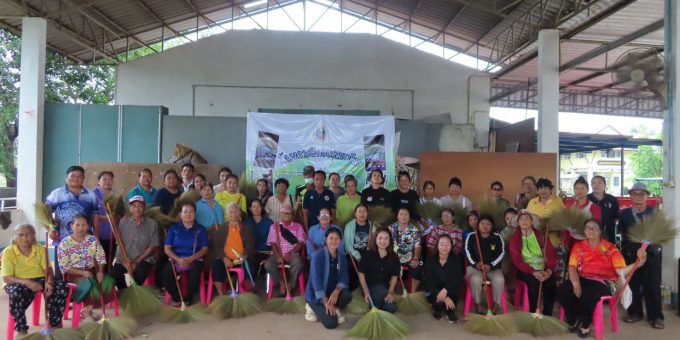 วันที่ 5 สิงหาคม 2569 กองสวัสดิการสังคม องค์การบริหารส่วนตำบลเชียงดา ได้ดำเนินโครงการฝึกอบรมอาชีพแก่ผู้ดูแล ผู้สูงอายุ ผู้พิการ และผู้ติดเชื้อ HIV ประจำปีงบประมาณ พ.ศ. 2569 ณ หอประชุมองค์การบริหารส่วนตำบลเชียงดา อำเภอสร้างคอม จังหวัดอุดรธานี โดยได้รับเกียรติจาก นายคนอง หล้าคอม รองนายกองค์การบริหารส่วนตำบลเชียงดา เป็นประธานในพิธีเปิดโครงการ พร้อมด้วยคณะผู้บริหาร สมาชิกสภาองค์การบริหารส่วนตำบล ผู้นำชุมชน หัวหน้าส่วนราชการ ข้าราชการ พนักงาน และผู้เข้าร่วมโครงการ เข้าร่วมกิจกรรมในครั้งนี้ การจัดโครงการดังกล่าวมีวัตถุประสงค์เพื่อส่งเสริมและพัฒนาทักษะด้านอาชีพแก่ผู้ดูแล ผู้สูงอายุ ผู้พิการ และผู้ติดเชื้อ HIV ให้สามารถนำความรู้ไปประกอบอาชีพ สร้างรายได้ และพัฒนาคุณภาพชีวิตของตนเองและครอบครัว พร้อมทั้งส่งเสริมการใช้เวลาว่างให้เกิดประโยชน์ และสร้างความเข้มแข็งให้แก่ชุมชนอย่างยั่งยืน