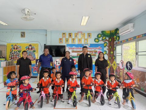 วันที่ 21 สิงหาคม 2569 กองการศึกษา ศาสนาและวัฒนธรรม องค์การบริหารส่วนตำบลเชียงดา ได้ดำเนินโครงการส่งเสริมพัฒนาการเด็ก กิจกรรมจักรยานขาไถ (Balance Bike) ประจำปีงบประมาณ พ.ศ. 2569 ณ ศูนย์พัฒนาเด็กเล็กบ้านแมด นำโดยนายคนอง หล้าคอม รองนายกองค์การบริหารส่วนตำบลเชียงดา เป็นประธานในพิธีเปิด ในโครงการดังกล่าว กิจกรรมจัดขึ้นเพื่อส่งเสริมพัฒนาการเด็กปฐมวัยผ่านการเรียนรู้และการเล่น โดยมุ่งเน้นการฝึกทักษะการทรงตัว การประสานสัมพันธ์ของร่างกาย การเคลื่อนไหว และการสร้างเสริมสมรรถภาพทางกายให้เหมาะสมตามวัย พร้อมทั้งส่งเสริมให้เด็กเรียนรู้ กฎจราจรและการใช้จักรยานอย่างถูกต้องและปลอดภัย ผ่านกิจกรรมการเรียนรู้ที่สนุกสนานและเหมาะสมกับเด็ก